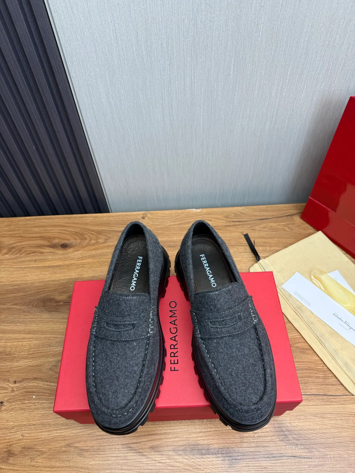 Men's shoes 💰880💰 Ferragamo. [Ferragamo] Men's Loaf leather shoes, the latest hot style, 1:1 original purchase quality, top quality, imported open-edge beaded cowhide leather on the upper, hand-made three-dimensional stitching highlights the round toe design, the inner feet are made of imported cowhide, with original wear-resistant rubber outsole, matching code 39-44, (38, 45 custom-made, non-refundable)